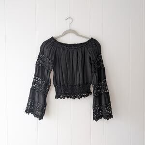 Queen Moda Positano Black Off-shoulder Lace Crochet Long Sleeve Top, size S